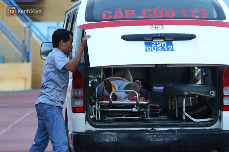 Cầu thủ Viettel nhập viện khẩn cấp sau pha phạm lỗi đáng sợ của cựu sao U23 Việt Nam